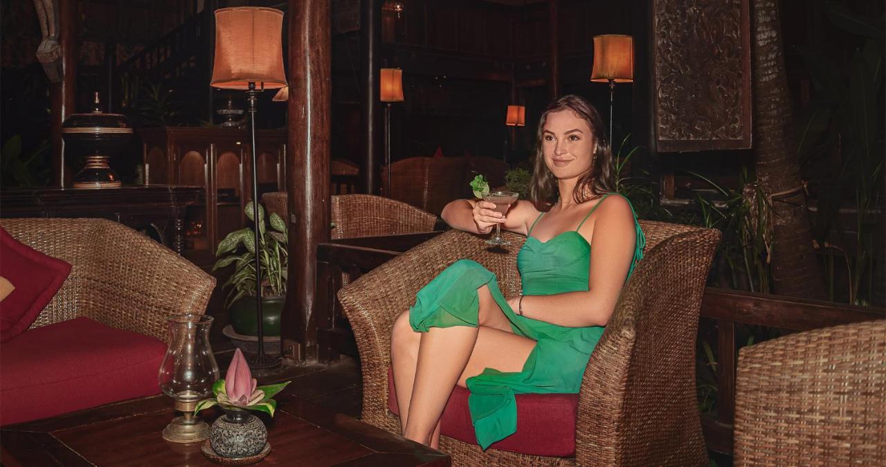 Angkor Village Hotel - Small Luxury Hotels Of The World Siem Reap Exterior foto A woman in a green dress