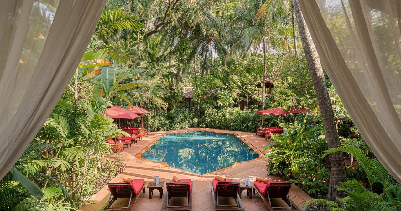 Angkor Village Hotel - Small Luxury Hotels Of The World Siem Reap Exterior foto The pool at the hotel